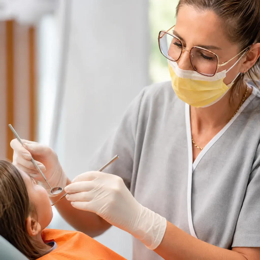 Dra.Castelo atendiendo a niño en su clínica de odontopediatría en Marín