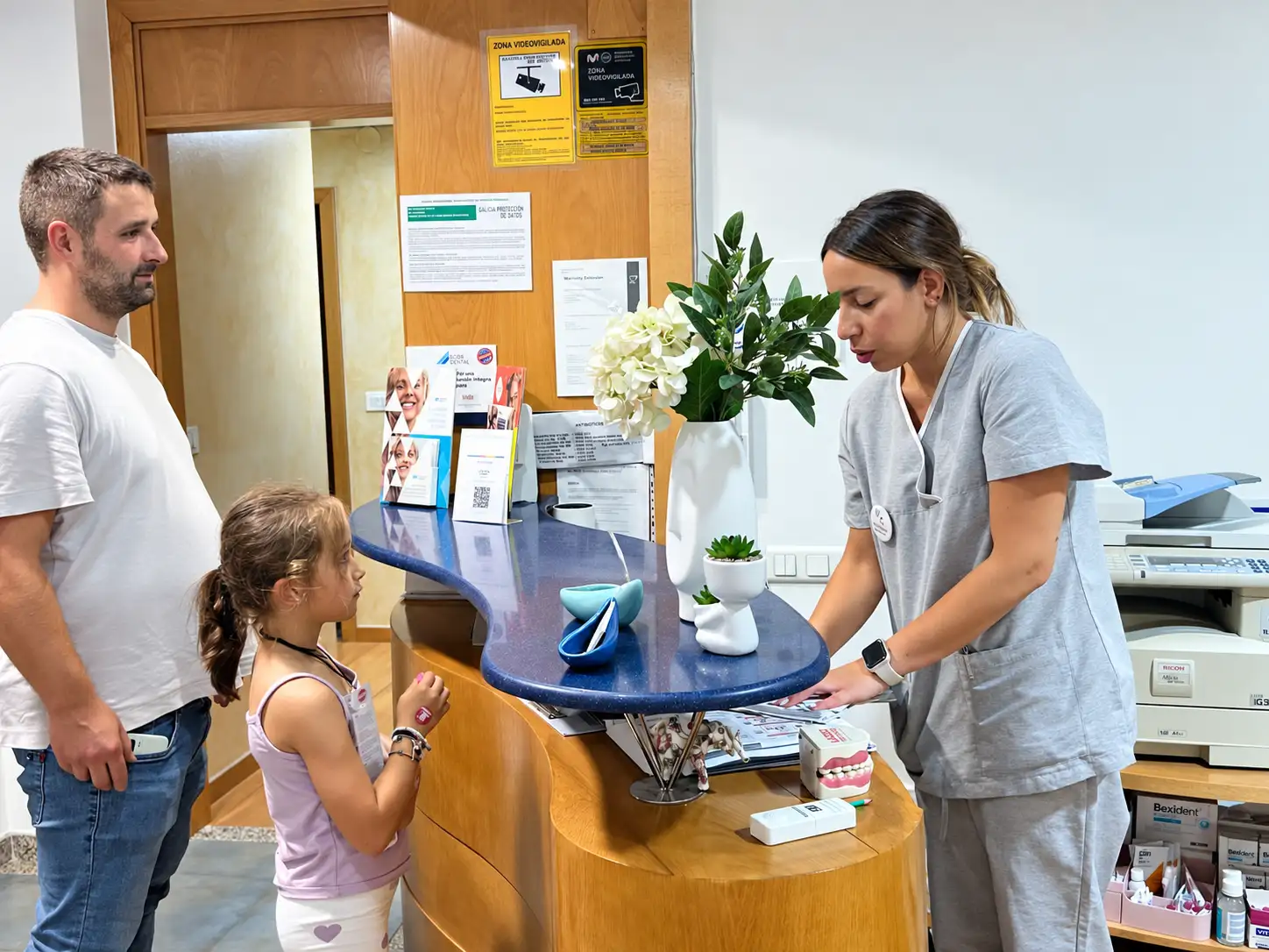 Auxiliar de clínica dental en Marín atendiendo a pacientes